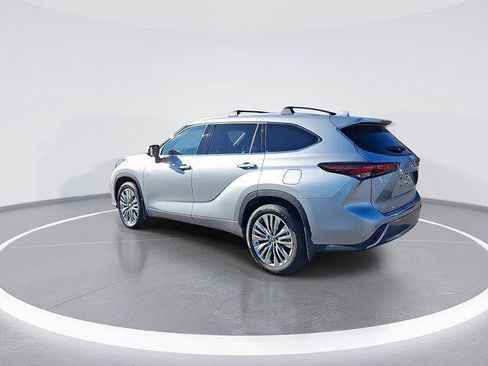 Certified 2025 Toyota Highlander Platinum image 8
