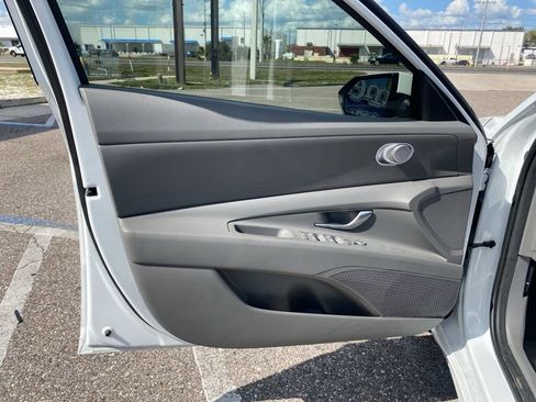 Certified 2022 Hyundai Elantra SE image 10