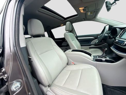Used 2016 Toyota Highlander XLE FWD image 33