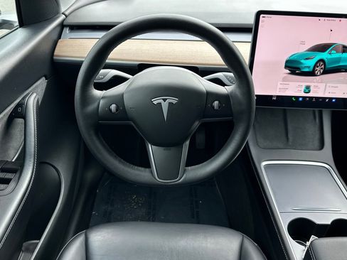 Used 2022 Tesla Model Y Long Range image 18