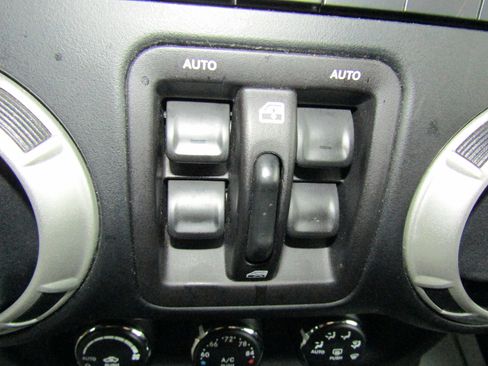 Used 2018 Jeep Wrangler Unlimited Sahara w/ Connectivity Group image 24