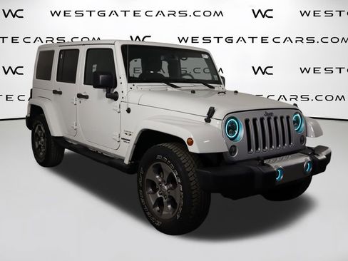 Used 2017 Jeep Wrangler Unlimited Sahara w/ Connectivity Group AWD/4WD image 35