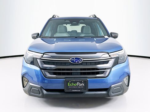 Used 2025 Subaru Forester Premium image 2