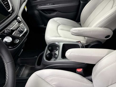New 2026 Chrysler Pacifica Select FWD image 22