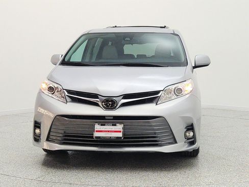 Used 2018 Toyota Sienna XLE Premium FWD image 2