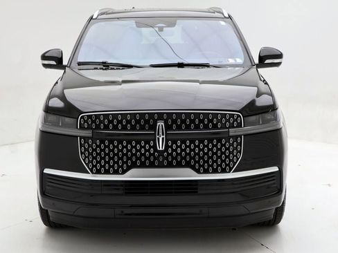 Used 2025 Lincoln Navigator Reserve AWD/4WD image 5