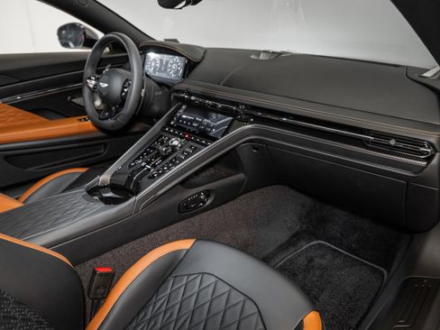 Used 2025 Aston Martin DB12 Coupe image 16