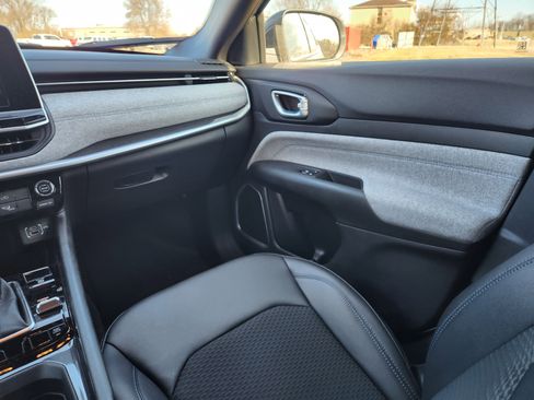 Used 2025 Jeep Compass Latitude image 21