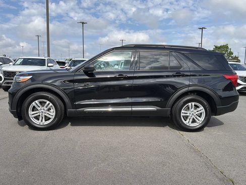 Used 2023 Ford Explorer XLT AWD/4WD image 2