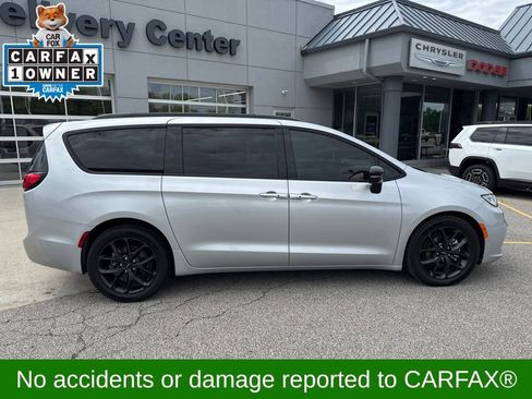 Used 2023 Chrysler Pacifica Limited w/ S Appearance Package FWD image 4