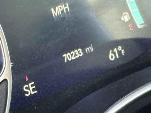Used 2023 Chrysler Pacifica Touring-L FWD image 14