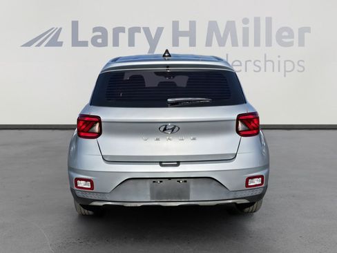 Used 2021 Hyundai Venue SE image 4