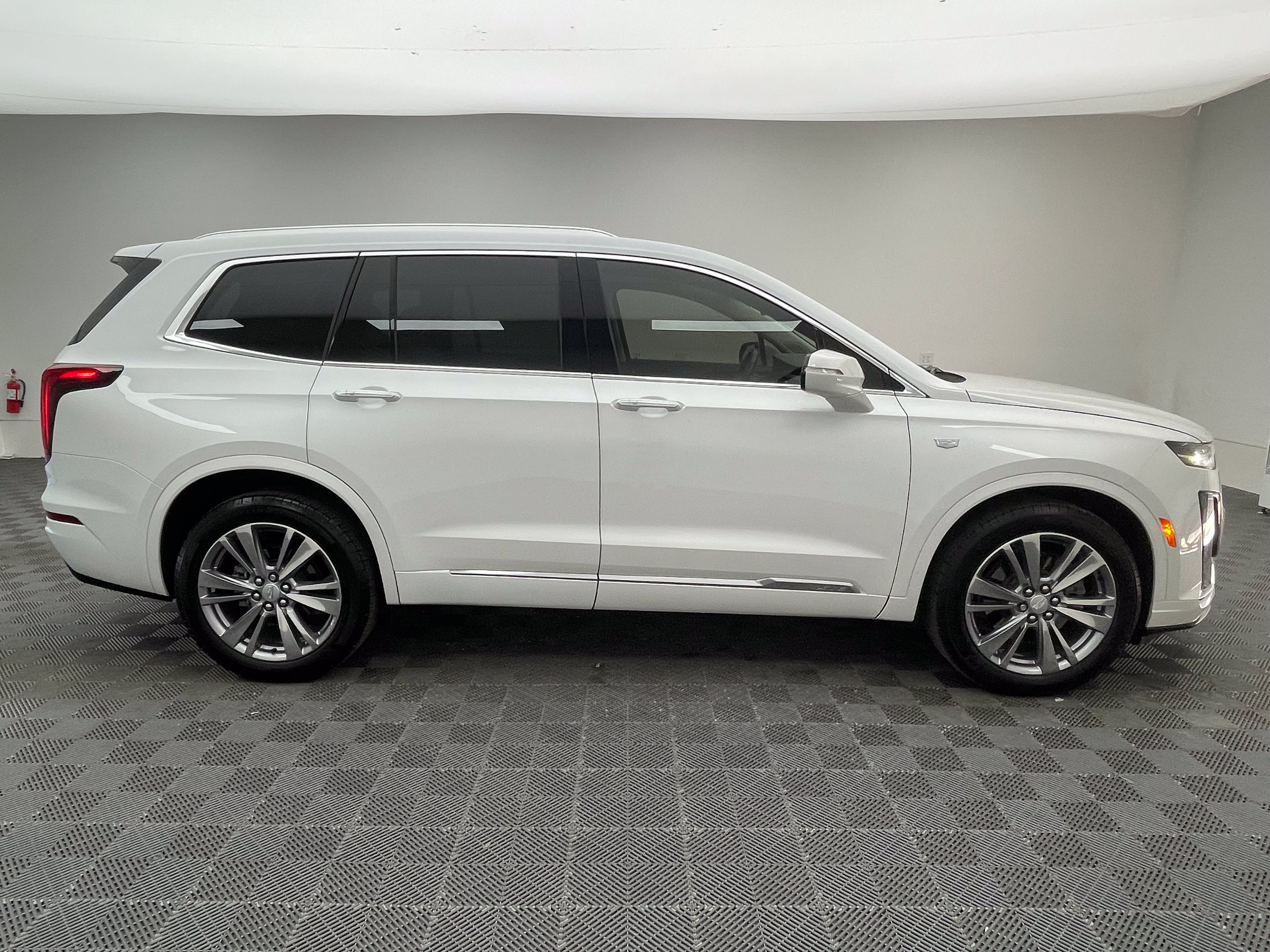 Used 2024 Cadillac XT6 Premium Luxury FWD image 8