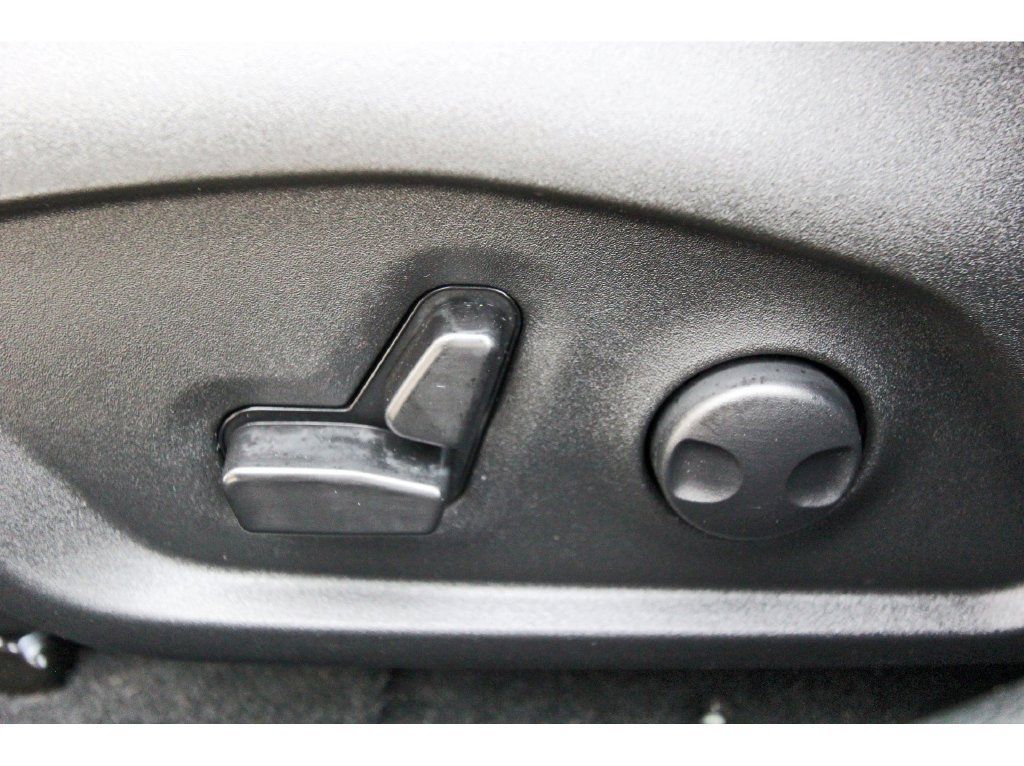 Used 2024 Jeep Compass Latitude w/ Sun and Sound Group AWD/4WD image 30