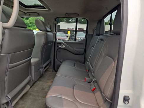 Used 2016 Nissan Frontier SL w/ Moonroof Package AWD/4WD image 11