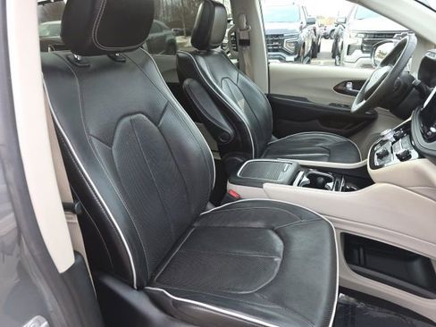 Used 2023 Chrysler Pacifica Limited image 10