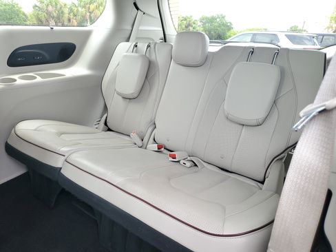 Used 2019 Chrysler Pacifica Limited w/ Tire & Wheel Group FWD image 10