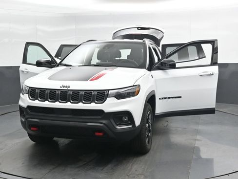 Used 2025 Jeep Compass Trailhawk AWD/4WD image 51