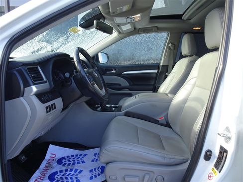 Used 2019 Toyota Highlander XLE image 8