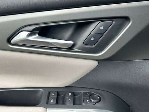 Used 2025 Chevrolet Traverse LT image 30