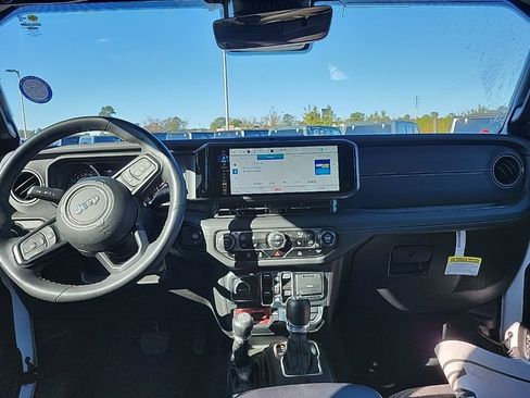 Certified 2024 Jeep Gladiator Mojave w/ Technology Group image 3