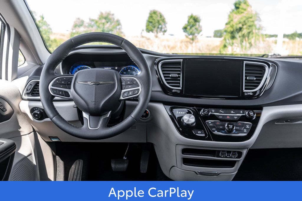 Used 2024 Chrysler Pacifica Touring-L FWD image 17