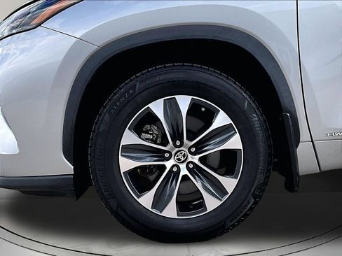 Used 2022 Toyota Highlander XLE AWD/4WD image 37