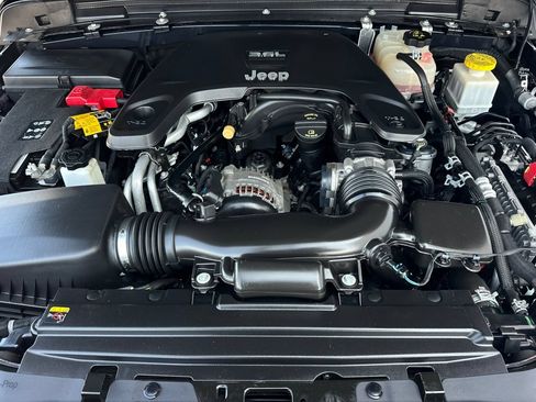 Used 2021 Jeep Gladiator Sport AWD/4WD image 23