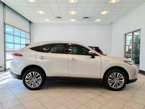 Used 2021 Toyota Venza XLE w/ Carpet Mat Package (TMS) AWD/4WD image 2