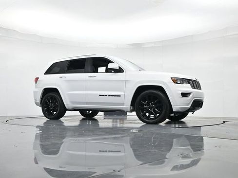 Used 2020 Jeep Grand Cherokee Altitude image 34