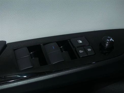 Used 2022 Toyota Prius LE image 20