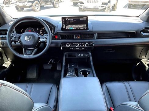 Used 2025 Honda Pilot TrailSport image 15