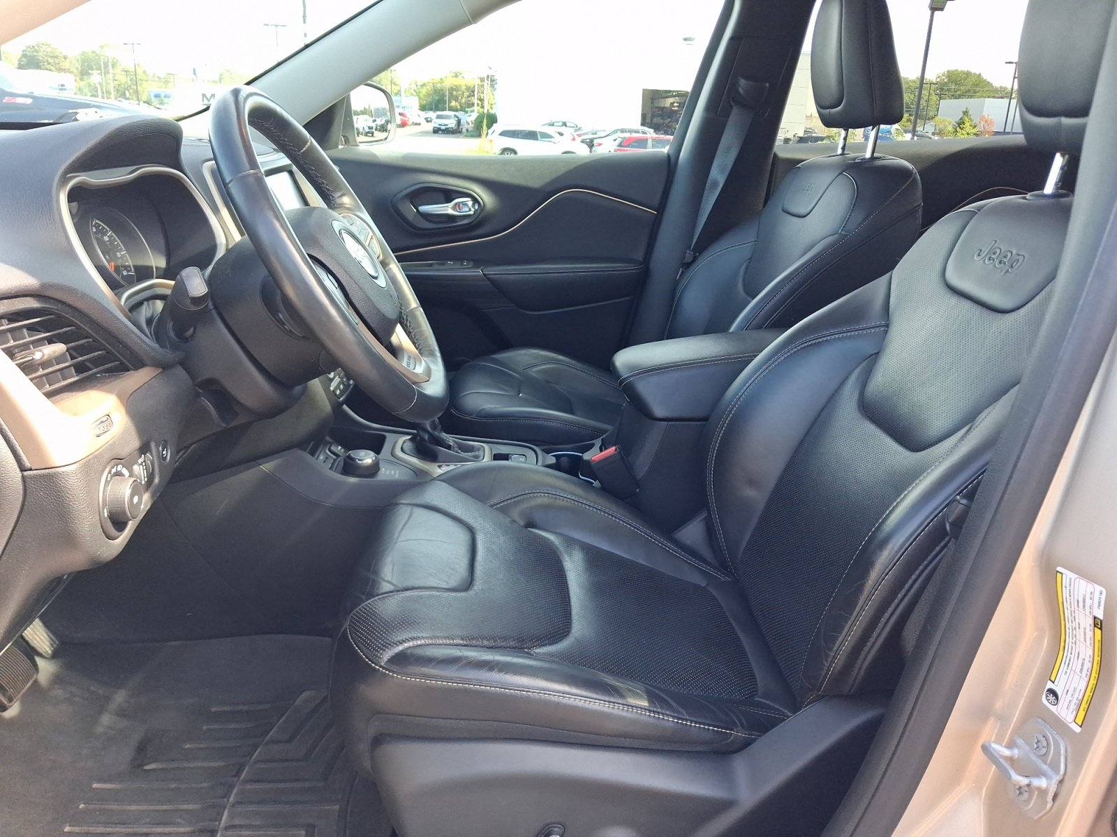 Used 2015 Jeep Cherokee Limited w/ Luxury Group AWD/4WD image 5