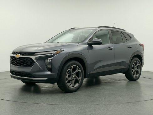 Used 2025 Chevrolet Trax LT FWD image 3