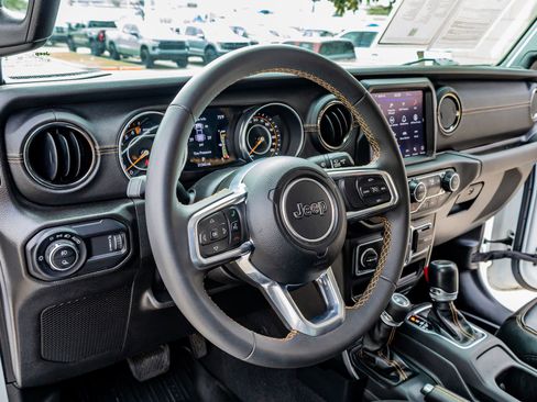 Used 2023 Jeep Gladiator Overland AWD/4WD image 15