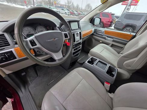 Used 2010 Chrysler Town & Country Limited w/ Trailer Tow Group FWD image 18