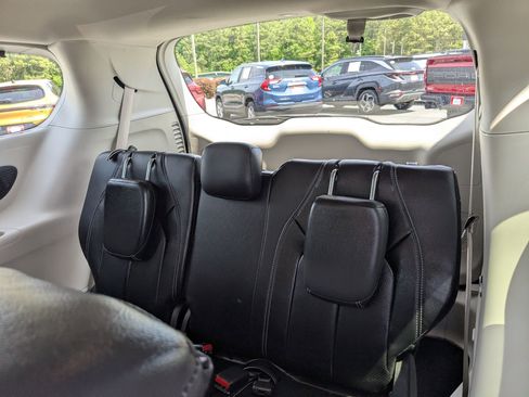 Used 2022 Chrysler Pacifica Touring-L w/ Uconnect Theater Family Group FWD image 25