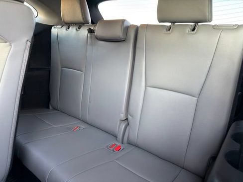Used 2022 Toyota Highlander XLE AWD/4WD image 41