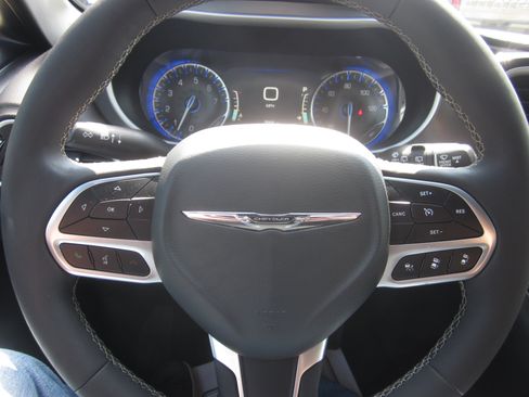 Used 2025 Chrysler Pacifica Select FWD image 21