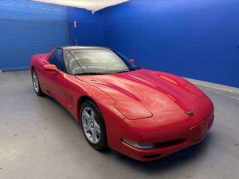 Used 1997 Chevrolet Corvette Coupe image 2