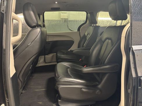Used 2023 Chrysler Pacifica Touring-L image 39
