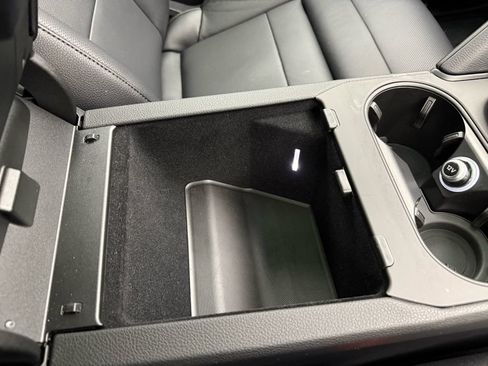 Certified 2025 Porsche Cayenne AWD/4WD image 38