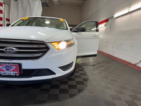 Used 2015 Ford Taurus SE image 24