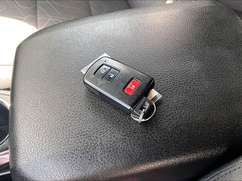 Used 2018 Toyota Tacoma TRD Off-Road w/ Technology Package AWD/4WD image 11