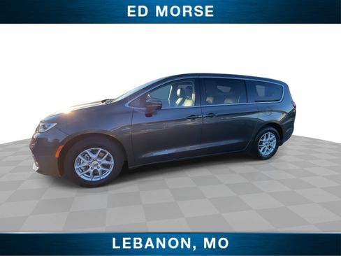 Used 2023 Chrysler Pacifica Touring-L image 4