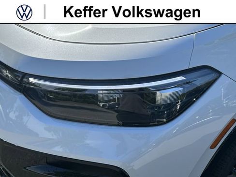 New 2026 Volkswagen Tiguan SE R-Line FWD image 9