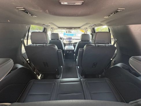 Used 2022 GMC Yukon SLT w/ SLT Premium Package AWD/4WD image 17