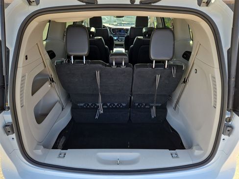 Used 2023 Chrysler Pacifica Limited image 12