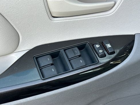 Used 2014 Toyota Sienna L image 13