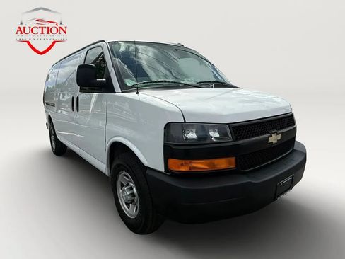 Used 2018 Chevrolet Express 3500 w/ Driver Convenience Package RWD image 3